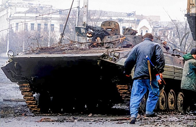 Spálené ruské bojové vozidlo pěchoty BMP-2 během bitvy o Groznyj v lednu 1995, první čečenská válka. Fotografie zachycuje intenzitu bojů ve městě.