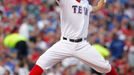 Nadhazovač Texasu Ranger Derek Holland nadhazuje míček v zápase MLB proti Tampa Bay Rays.