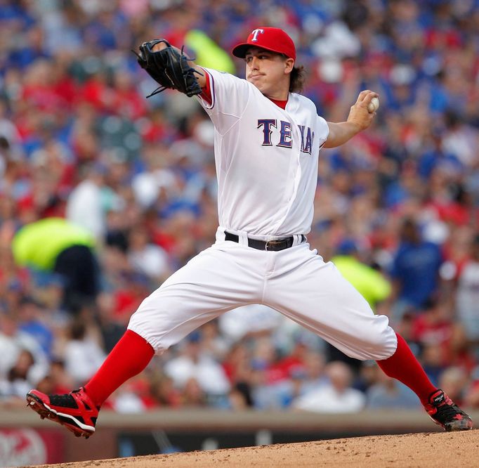 Nadhazovač Texasu Ranger Derek Holland nadhazuje míček v zápase MLB proti Tampa Bay Rays.