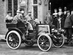 Royce 10 HP byl prvním vozem od Henryho Royce, který postavil na základech vozu Decauville.
