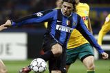 Hernan Crespo z Interu Milán se napřahuje, aby dal gól do sítě Sportingu Lisabon.