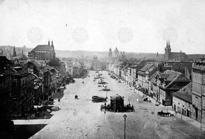 Průhled Václavským náměstím od Koňské brány k Můstku. Rok 1865