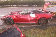 Řidič sešrotoval na dálnici ferrari za 4,5 milionu