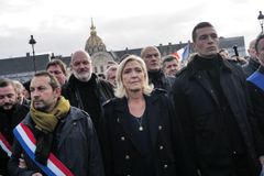 "Ať vypadne." Le Penová pochodovala na podporu Židů, láká méně radikální voliče