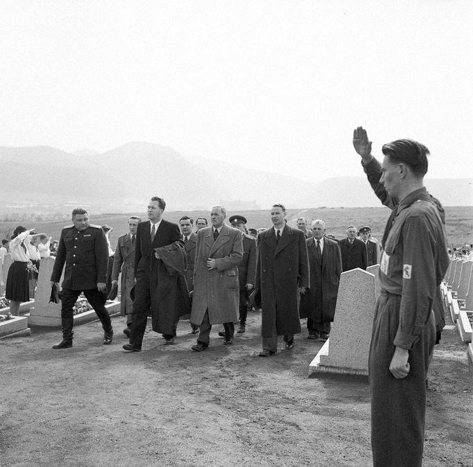 Začátky politické kariéry v KSČ na Slovenskou v 50. letech. Fotografie ze života Alexandra Dubčeka