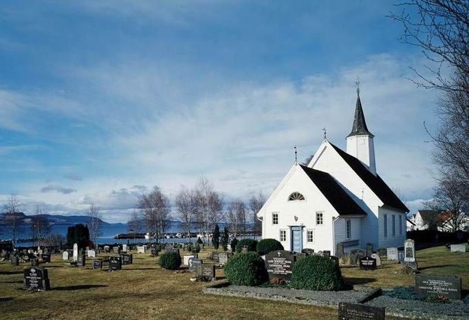 Kostel v Jelse, Hordaland, 17. století.  Krajina se jmenuje Ryfylke. Překrásné fjordy, ostrovy a ostrůvky a nádherná krajina. Tento kostel možná není ani tak zajímavý jako samotný kraj, ve kterém leží. (c) Jiří Havran