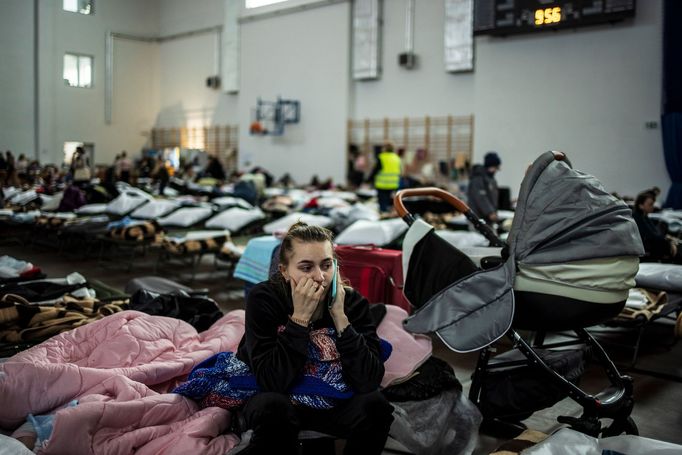 Průřez tvorbou fotografa Týdeníku Respekt Milana Jaroše za rok 2022.