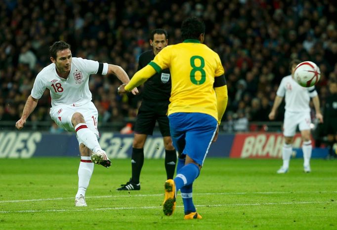 Fotbal, Anglie - Brazílie:  Frank Lampard -  Paulinho