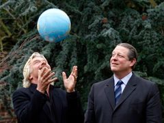 Klimatičtí aktivisté Richard Branson a Al Gore. Pohazuje si lidstvo se Zemí?