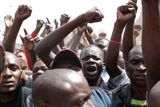 Situace v Keni se sice v neděli po několikadenních nepokojích zklidnila, masa lidí se ale i tak shromáždila v keňské metropoli Nairobi, kam přijel vůdce opozice Odinga.