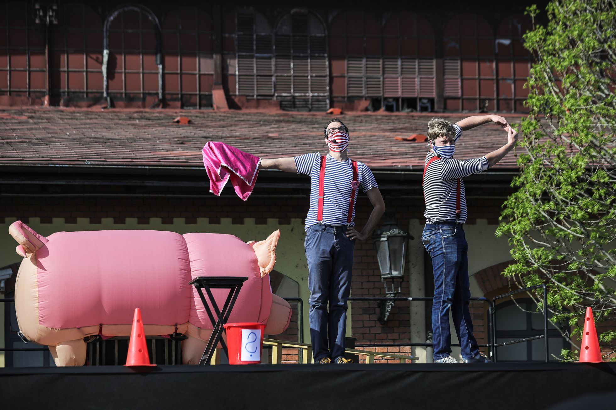 Divadlo pro auta - Bratři v tricku - festival Artparking, autokino, pražská tržnice, karanténa, roušky