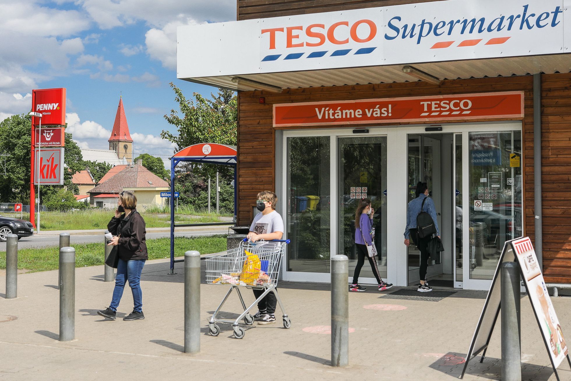 Město Milovice dnes - Tesco, supermarket, obchod, ekonomika, nakupování, zákazníci