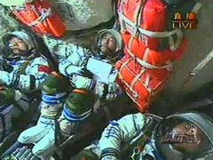 Videozáběr tříčlenné posádky ve chvíli startu na palubě lodi Še-čou VII.