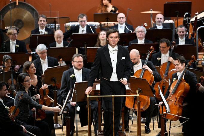 Na snímku z novoročního koncertu České filharmonie je uprostřed dirigent Tomáš Netopil.