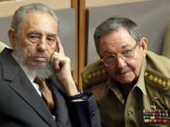 Fidel a jeho mladší bratr Raúl, který nyní Kubě vládne.