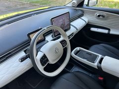 Box má zajímavý interiér, působí kvalitně, designem lehce připomíná francouzské automobilky.