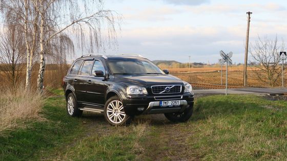 Sedmimístná auta nejsou, hodí se i veterán. Volvo XC90 je vzácný, ale zajímavý tip