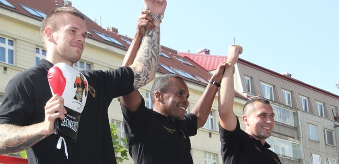 Sugar Ray Leonard a Michal Břetenář (vlevo) v Praze