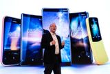 Společnost HMD Global, která od minulého roku vyrábí telefony pod značkou Nokia, představila na mobilním veletrhu v Barceloně pět nových telefonů. Na snímku šéf společnosti Florian Seiche.