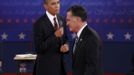 U.S. President Barack Obama (L) looks over at Republican presidential nominee Mitt Romney during the second U.S. presidential campaign debate in Hempstead, New York, October 16, 2012. REUTERS/Jim Young (UNITED STATES - Tags: POLITICS ELECTIONS) Published: Říj. 17, 2012, 5:54 dop.