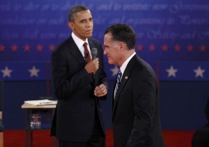 U.S. President Barack Obama (L) looks over at Republican presidential nominee Mitt Romney during the second U.S. presidential campaign debate in Hempstead, New York, October 16, 2012. REUTERS/Jim Young (UNITED STATES - Tags: POLITICS ELECTIONS) Published: Říj. 17, 2012, 5:54 dop.