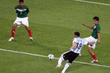 Argentinec Maximiliano Rodriguez (v modrobílém) dává gól v prodloužení zápasu s Mexikem.