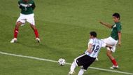Argentinec Maximiliano Rodriguez (v modrobílém) dává gól v prodloužení zápasu s Mexikem.