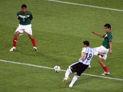 Argentinec Maximiliano Rodriguez (v modrobílém) dává gól v prodloužení zápasu s Mexikem.