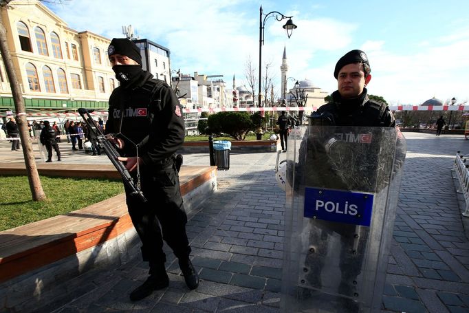 Turečtí policisté u istanbulského náměstí Sultanahmet u Modré mešity, kde došlo k velké explozi.