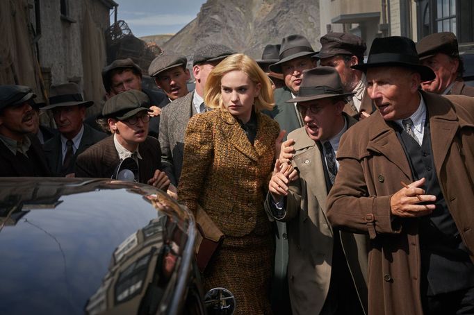 Uprostřed je Lily Jamesová jako paní de Winterová.