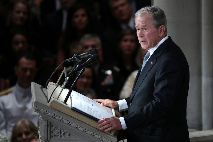 Rozloučení s McCainem ve Washingtonu, řeční George Bush mladší