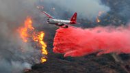 Tisícovce hasičů komplikuje práci zejména velmi silný vítr, který má podle meteorologů vydržet ještě nějaký čas. Hasiči využívají i helikoptéry a chemické retardéry hoření.