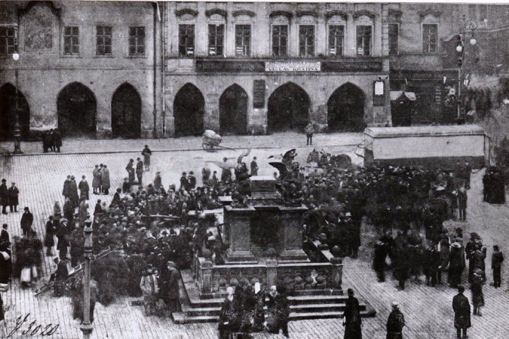 Výročí stržení Mariánského sloupu v roce 1918
