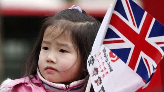 Demonstranti vzali na olympijský oheň hasicí přístroj