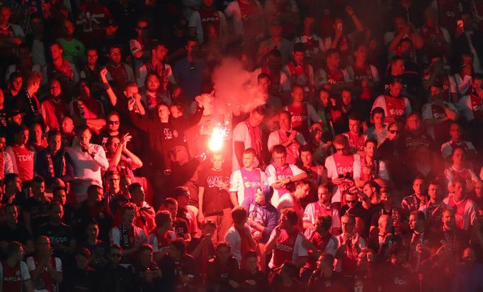 Fanoušci Ajaxu Amsterdam propašovali na stadion pyrotechniku