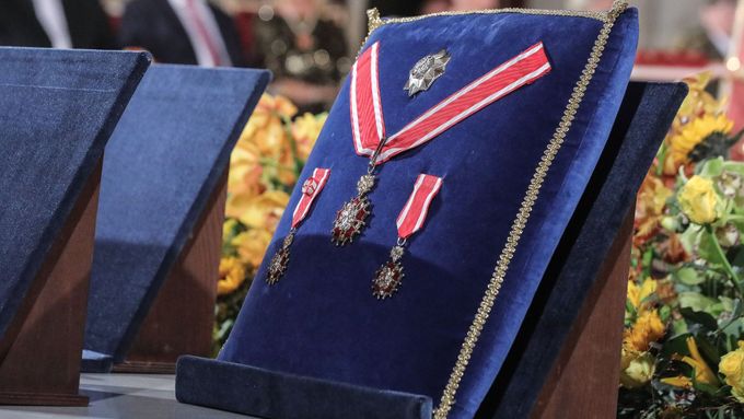 Fotografie z ceremoniálu udílení státních vyznamenání prezidentem ČR Milošem Zemanem na Pražském hradě. 28. 10. 2019.