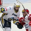 Hokej, extraliga, Slavia - Kladno: David Kuchejda (vlevo, Kladno)