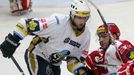 Hokej, extraliga, Slavia - Kladno: David Kuchejda (vlevo, Kladno)