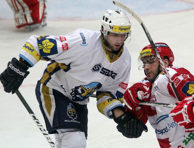 Hokej, extraliga, Slavia - Kladno: David Kuchejda (vlevo, Kladno)