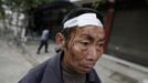 A 61-year-old survivor Wang Mingkai walks on a road after a strong 6.6 magnitude earthquake hit a village in Lushan county of Ya'an, Sichuan province April 21, 2013. Rescuers poured into a remote corner of southwestern China on Sunday as the death toll from the country's worst earthquake in three years climbed to 164 with more than 6,700 injured, state media said. REUTERS/Jason Lee (CHINA - Tags: DISASTER ENVIRONMENT) Published: Dub. 21, 2013, 5:54 dop.