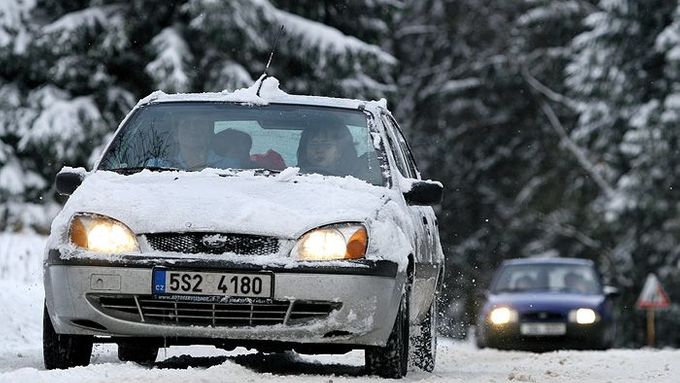 Na českých silnicích to v nejbližších dnech nebude žádná legrace. Začne sněžit a objeví se i nebezpečné náledí