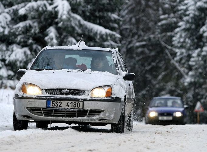 Sníh na řadě míst v České republice komplikuje dopravu. Nejinak tomu je také v Krkonoších.