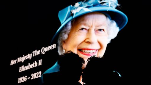 Smuteční zpráva o skonu královny na obří obrazovce na londýnském Piccadilly Circus.