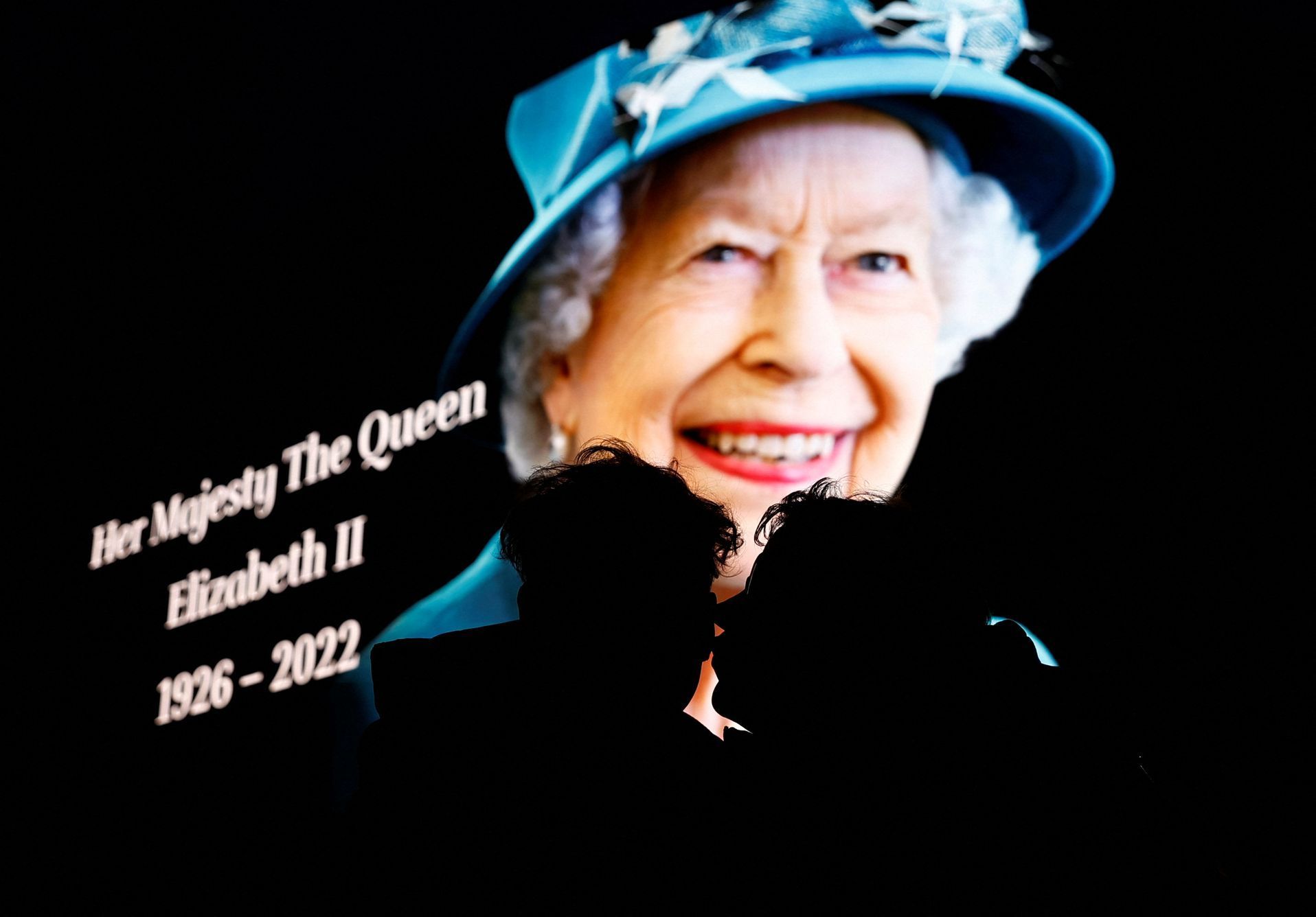 británie královna zemřela piccadilly circus