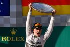 Nico Rosberg začal v Austrálii snovou sezonu Mercedesu jasným vítězstvím.