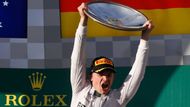 Nico Rosberg tak mohl na stupních vítězů slavit čtvrté vítězství v kariéře, naposledy triumfoval loni v Silverstone.