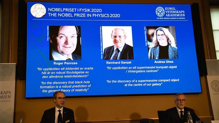Nobelovu cenu za fyziku dostala trojice vědců za výzkum černých děr