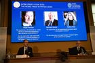 Nobelovu cenu za fyziku dostala trojice vědců za výzkum černých děr