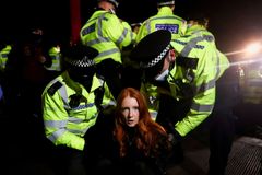 Policie v Londýně zasáhla proti pietě za zavražděnou ženu, akce by byla nebezpečná