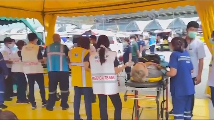 Dozvuky turbulencí. Dvacet pasažérů zůstává na jednotce intenzivní péče v Bangkoku